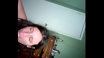 悪い女の子はパパの雄鶏を吸っている間許可なくおしっこを始めます