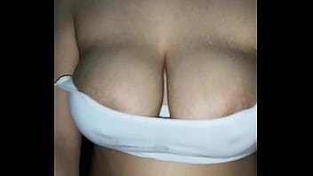 私の妻の巨大な跳ねるおっぱい