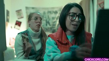 オタク大学のレズビアンののケイデンス・ラックスとセレナ・ブレアは、仮想3D女性を使って実験を行い、ホットな3人組のセッションで彼女をテストしました。