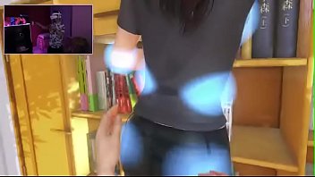 口ひげを生やした若い男a。 VRのハーフシスター
