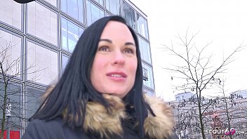 ドイツのスカウト-ベルリンの実際のストリートキャスティングで犯されたスイスの熟女レナ