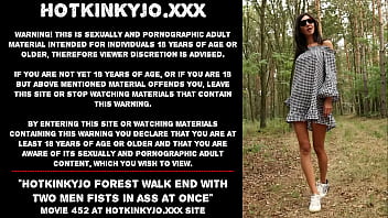 Hotkinkyjoフォレストウォークは、2人の男性が一度にお尻に拳を握って終了します