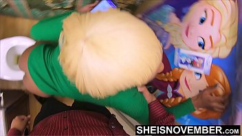 義理の娘をトイレから降ろしてヤラせた ムラムラした義父のデカチンを立ちっぱなしで犯す 黒人巨乳娘シーズノベンバー 壁際立ちバックセックス