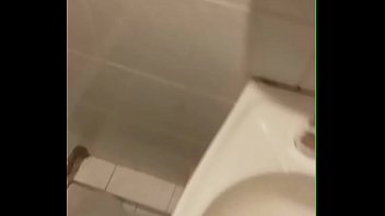 彼女がシャワーを浴びている間に私の妻を撮影しようとしました