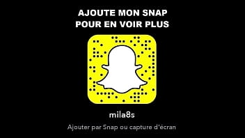 彼氏が寝ている間にフランス人が大きなお尻をひねったり動かしたりする