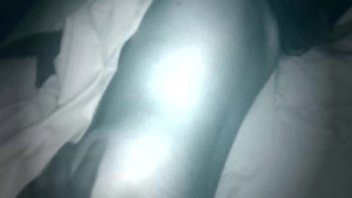 彼は夜に私を訪ねてきました
