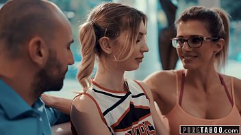 ピュアタブーチアリーダーc。コーチと彼女の夫とのセックスに