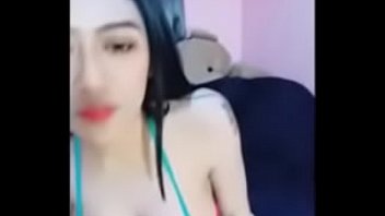 巨乳の女の子が生きて、離陸して、乳首を美しく見せびらかします。