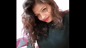 インドのティーンサリカは彼女のデジファンをからかって自宅でポルノを作ります