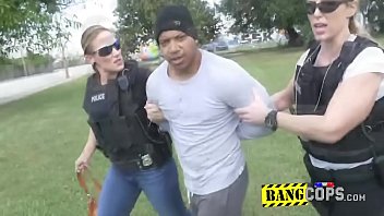 黒人強盗は2人の痴女熟女と振る舞う方法を学んでいます。