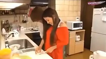 若い妻は彼女の夫の前でごまかす熱い