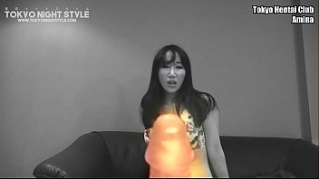 日本人の女の子がバイブレーターをクーチの奥深くに連れて行く