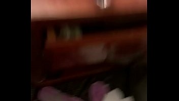 ラテン系と白人の女の子が騎乗位を逆にする