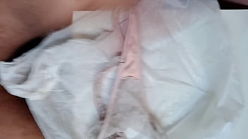 カッコールドは妻のパンティーを貸してくれたので、彼が私を見ている間、私はそれらに中出しすることができます