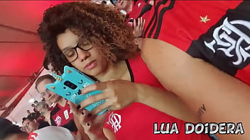 Novinha Flamenguista LuaDoideraマラカナンのフラメンゴ群衆の真ん中で彼女の猫を見せて-Casaldoidera