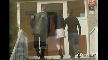 見知らぬ人は彼女の完全な魔法にキスします