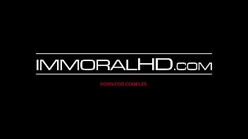 若い美しさは騎乗位セックスの前に彼女のフェラチオスキルを示しています