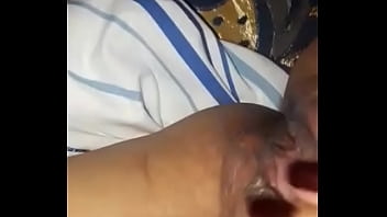 жена отправляет видео по WhatsApp другому