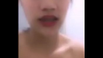 美しいおっぱいと滑らかな猫の両方を見せてシャワーを浴びてください。
