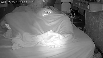 妻はホーンが眠るのを待って恋人とビデオ通話をする