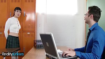 シックな女子高生が制服を着た教授とセックス-RealityJunkies