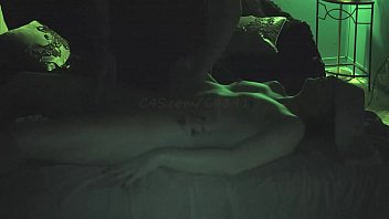 女の子は全身マッサージから複数のオーガズムを取得し、マッサージ師を吹く、短い編集