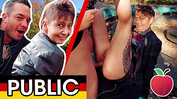 変な格好のドイツのおばあちゃん▼MILF▼ルビーナが人前で巨根を奪う！ Dates66.com