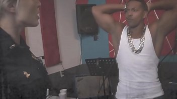 2人の巨乳熟女は彼を逮捕した後、黒人の犯罪者とハードコアセックスをしました。