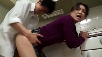 若い男を探している日本人の母親
