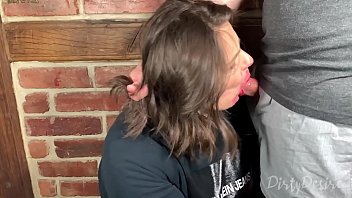 彼女の口の中で脈動するザーメンでユーチューバーをフェイスファック