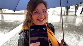 私はロバンスの青々とした公共の場で彼女の猫を制御します-彼女はうめき声を上げて恥ずかしいです