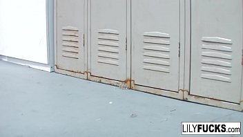 彼女が複数のオルガスムと潮吹きをするまで、セクシーなリリーが彼女の濡れた猫と遊ぶのを見てください