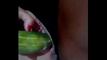 彼女が彼女の殻にきゅうりを入れるのを楽しんでいるとき、この美しい売春婦を見てください。