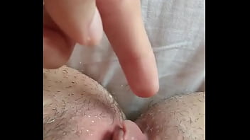 красотка играет с киской