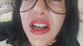 私は理解している継母です、精子があなたの陰茎から出始めても恥ずかしがらないでください、男の子...そして私のおならを許してください