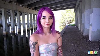 YNGR-ホットインクパープルヘアパンクティーンが強打される