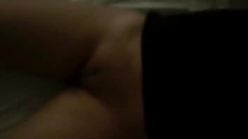 b。巨乳滞在d。パーティーの途中で熱心に立ち上がる