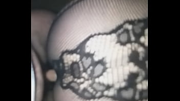妻は私の前で別の人とセックスします。彼はクラブで若い男と友達になり、公園を散歩するように誘った。