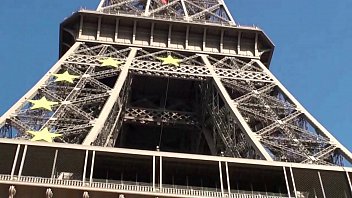 Tour Eiffel - orgie de groupe de sexe en trio avec une fille mignonne et 2 mecs accrochés qui lui fourrent la bite dans la bouche pour une fellation et enfoncent leurs grosses bites dans sa jeune chatte humide serrée au milieu d'une jou