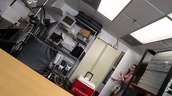 このふしだらな女は激しく叩かれようとしています。