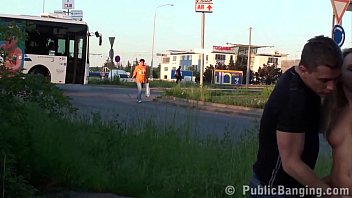 検疫のため、3人がUberEatsから街角への配達を注文しました