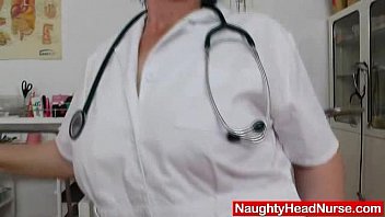 彼女の膣を調べるブルネットの准看護師