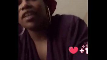 ビゴで禁止される前に彼女の巨乳と剃った猫を見せている美しい黒人の女の子