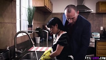 巨乳のラティーナメイドのアリアナアマティストはお金が必要だったので、彼女はサディスティックなボスのスターリングクーパーに性的欲求をすべて提出しました。