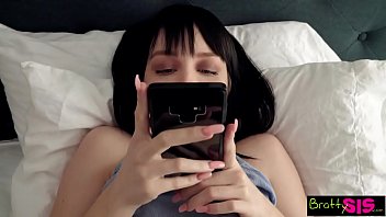 「これはあなたのペニスですか？」 StepBroのペニスの写真S13を見つけた後、Step Sisは犯された：E6