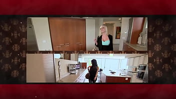 ヒスパニック系のカップルは、赤い部屋でパーティーの前に他のカップルと会うのを楽しんでいます