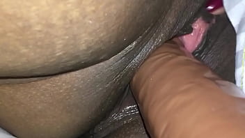 夫と静かにしようとしている深夜のママ。他の部屋で