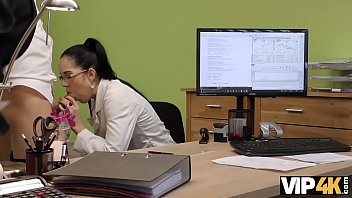 VIP4K。眼鏡をかけた熱いエリスは、ローンエージェントにドリルするために彼女の猫を与えます