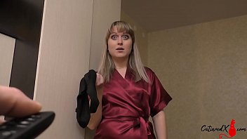 彼氏制御ブロンドと異なる被験者のお尻の彼女を演じます