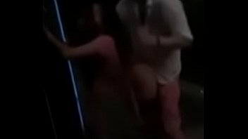 アジアの女性は白い男によって外で犯されます、彼は中出しします